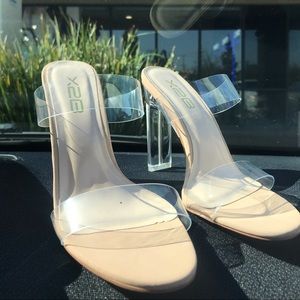 CLEARLY ON TREND LUCITE HEELS